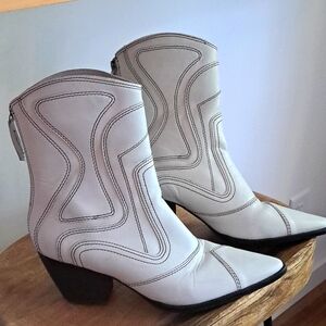 Nwot Matisse all leather western boots in white w/black topstitch. Sz. 9.